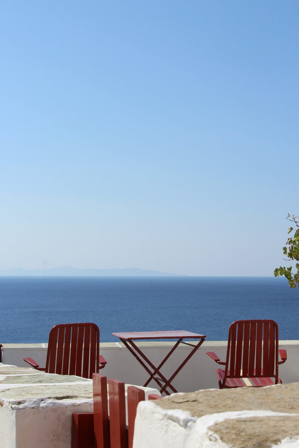 Κόκκινες καρέκλες με θέα θάλασσα
